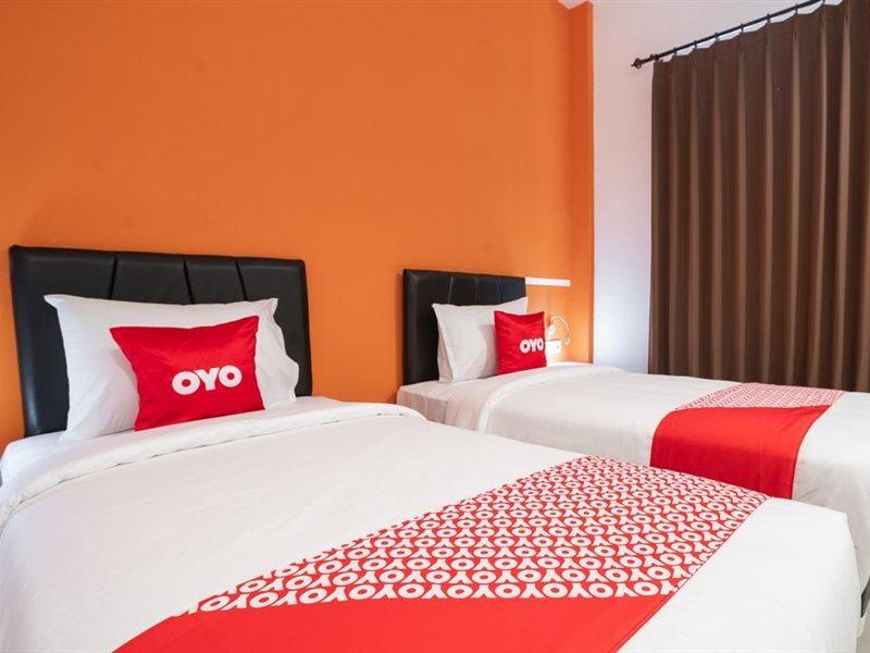 Oyo Flagship 1575 Urban 18 Hotell Surabaya Exteriör bild