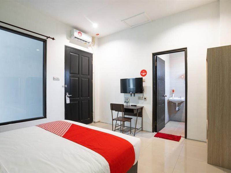 Oyo Flagship 1575 Urban 18 Hotell Surabaya Exteriör bild