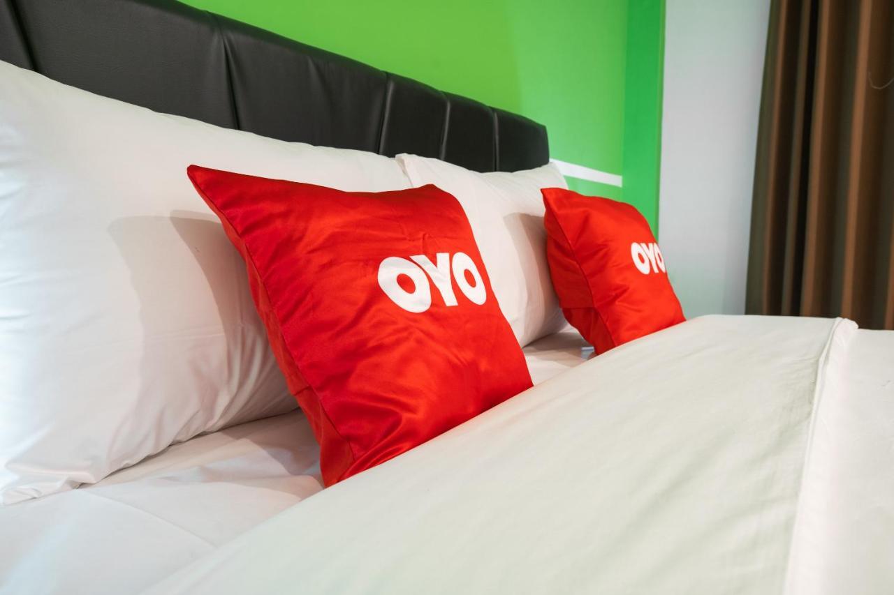 Oyo Flagship 1575 Urban 18 Hotell Surabaya Exteriör bild