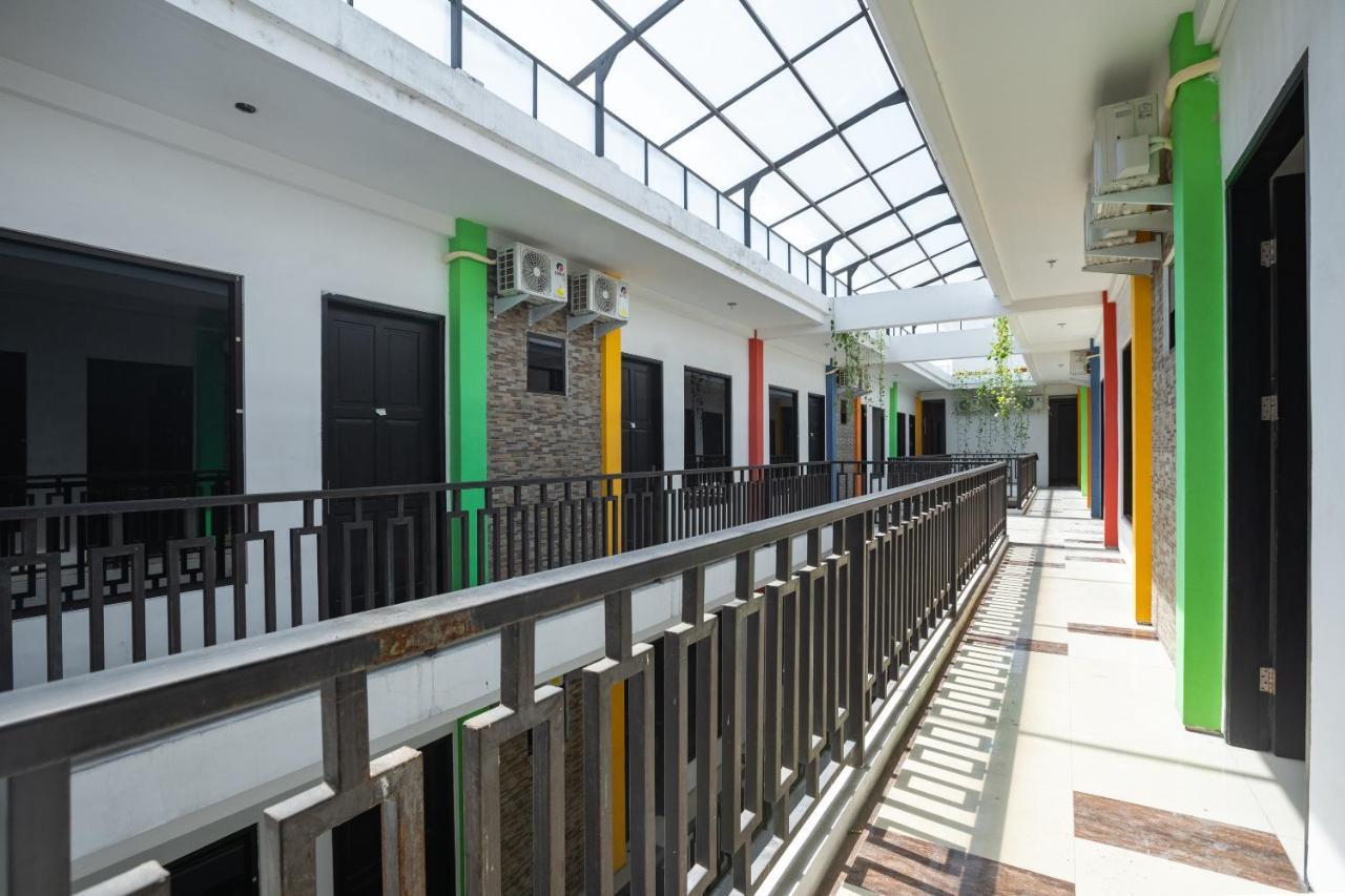 Oyo Flagship 1575 Urban 18 Hotell Surabaya Exteriör bild