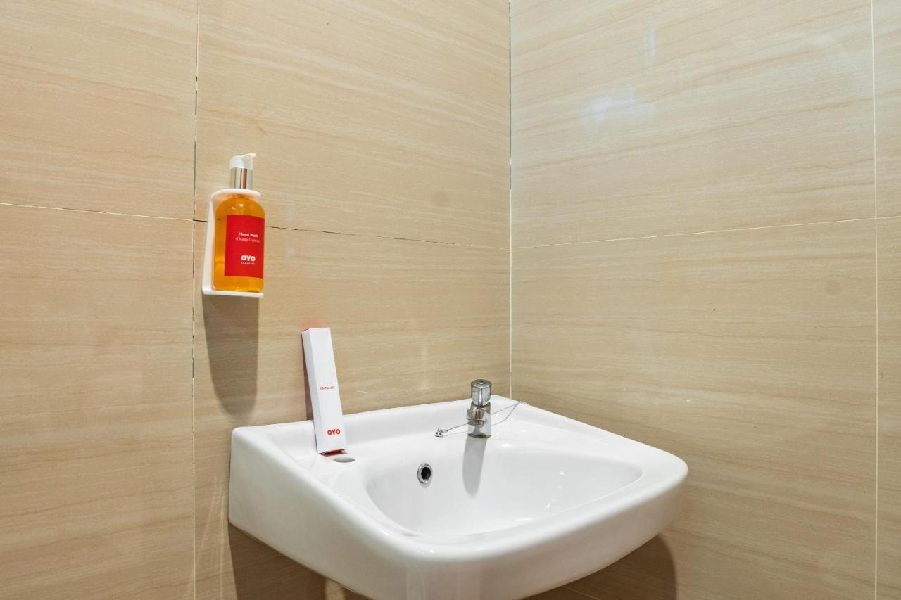 Oyo Flagship 1575 Urban 18 Hotell Surabaya Exteriör bild