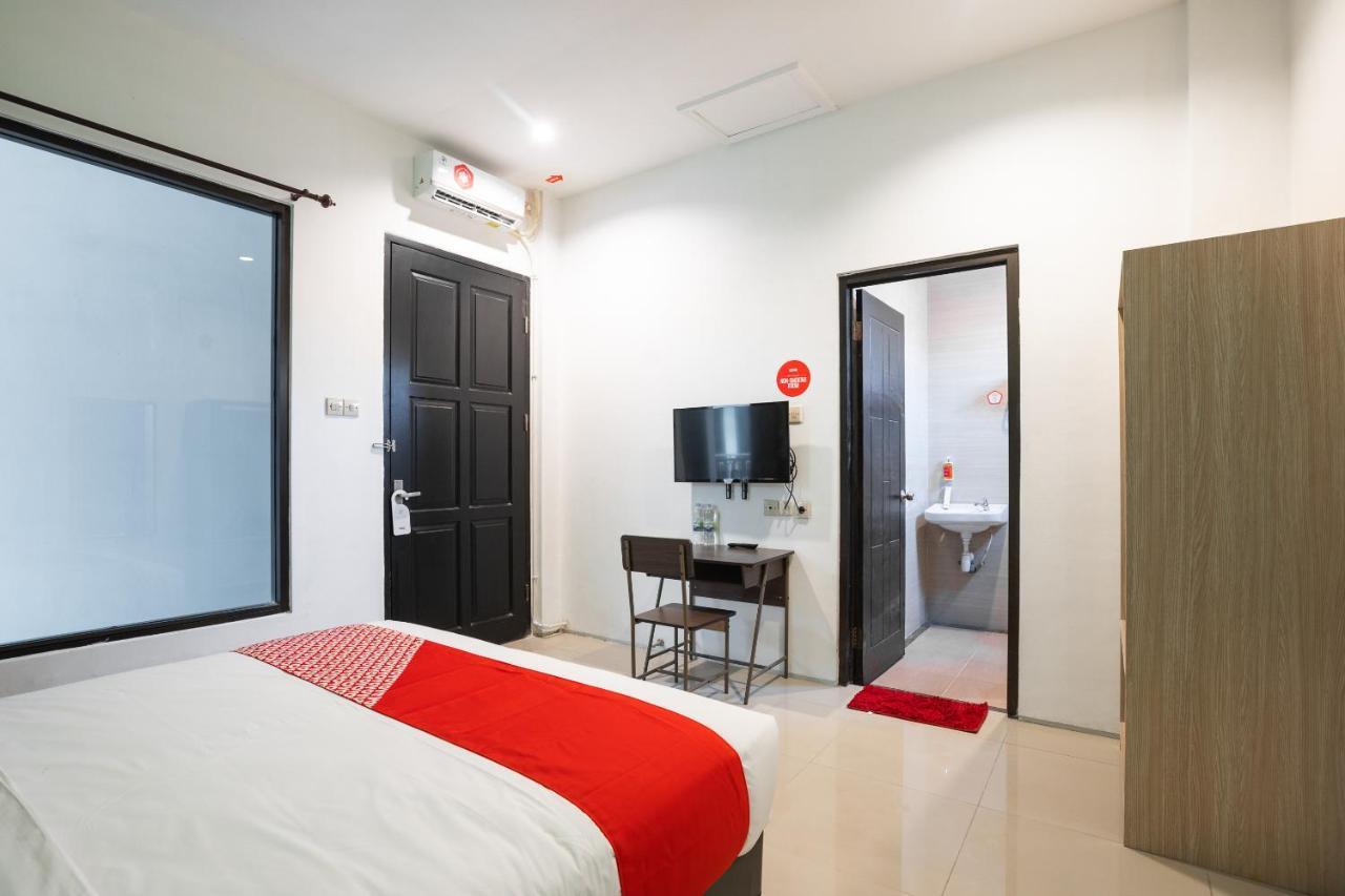 Oyo Flagship 1575 Urban 18 Hotell Surabaya Exteriör bild