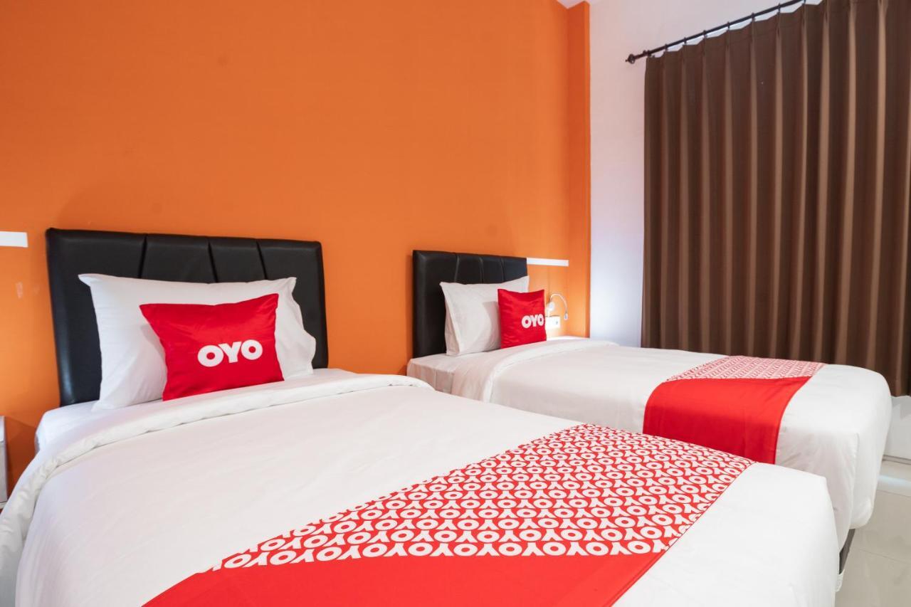 Oyo Flagship 1575 Urban 18 Hotell Surabaya Exteriör bild